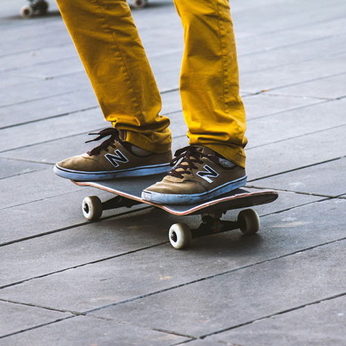 גבר עומד על סקיטבורד