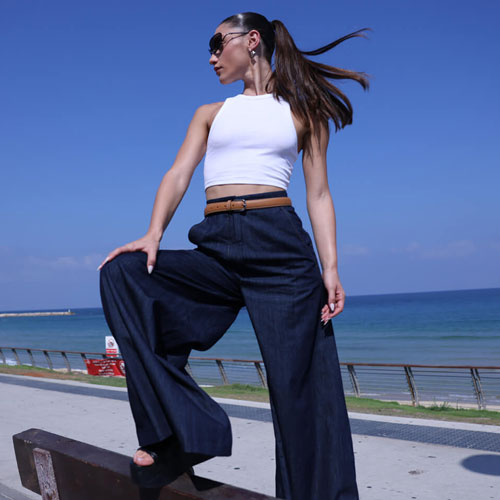 בחורה עומדת עם נוף של ים