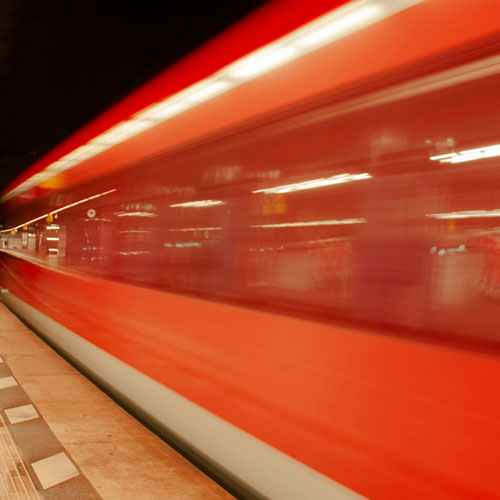 רכבת נוסעת מהר